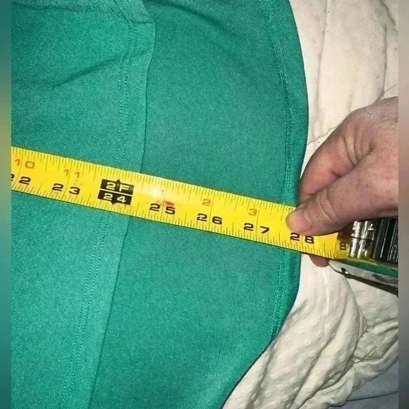 Lularoe Small Kelly Green Classic T. NWT. Hi‎ / lo hem , scoop neck - Picture 6 of 6